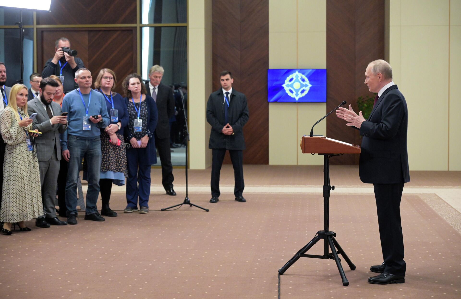 Президент РФ Владимир Путин во время подхода к представителям российских СМИ