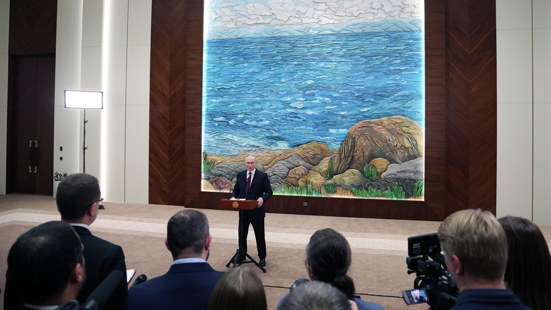 Президент РФ Владимир Путин во время подхода к представителям российских СМИ - РИА Новости, 1920, 27.11.2025