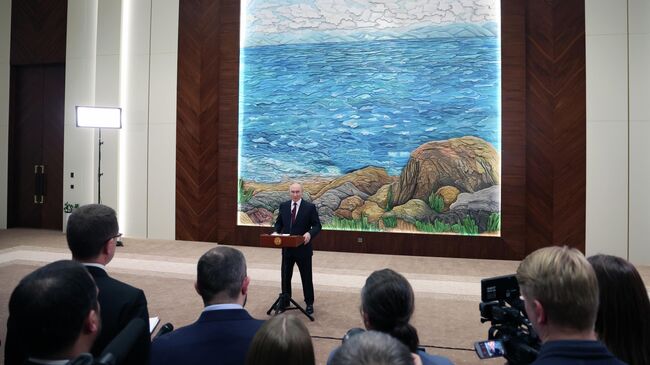 Президент РФ Владимир Путин во время подхода к представителям российских СМИ