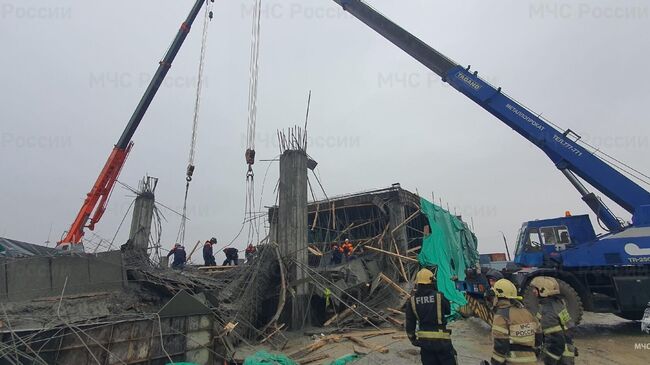 Последствия обрушения части строящегося здания в Южно-Сахалинске