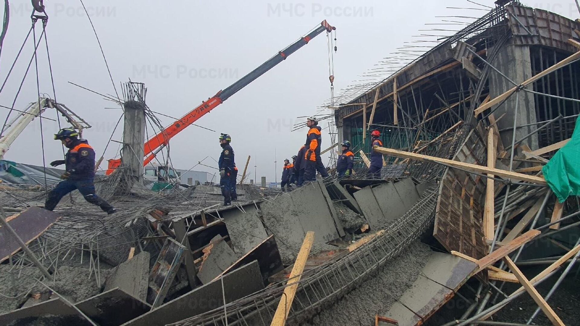 Последствия обрушения части строящегося здания в Южно-Сахалинске - РИА Новости, 1920, 28.11.2025