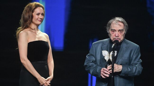 Актер Александр Адабашьян, получивший приз в номинации Лучший актер и актриса Виктория Исакова на церемонии вручения Открытой Евразийской кинопремии Бриллиантовая бабочка