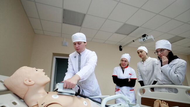 Студенты практикуют реанимационные действия во время занятий в симуляционном центре доврачебной помощи при медицинском университете ВолгГМУ в Волгограде