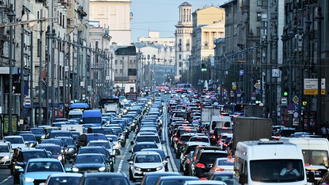 Автомобильное движение на Тверской улице в Москве