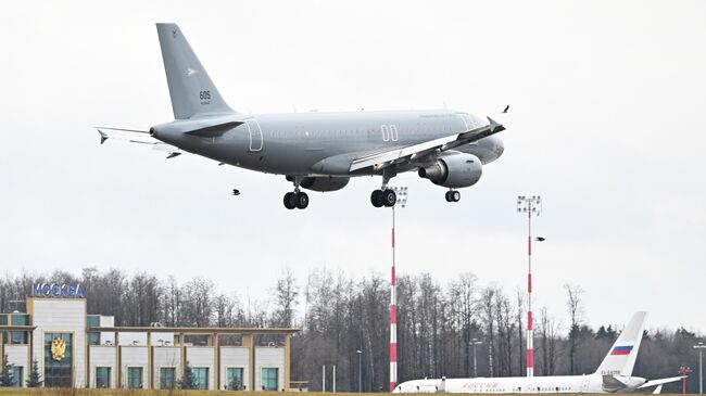 Самолёт премьер-министра Венгрии Виктора Орбана садится в аэропорту Внуково-2 в Москве