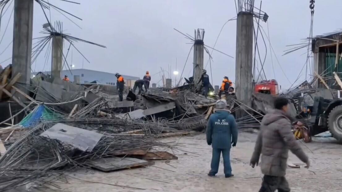 Ликвидация последствий обрушения части строящегося здания в Южно-Сахалинске - РИА Новости, 1920, 30.11.2025