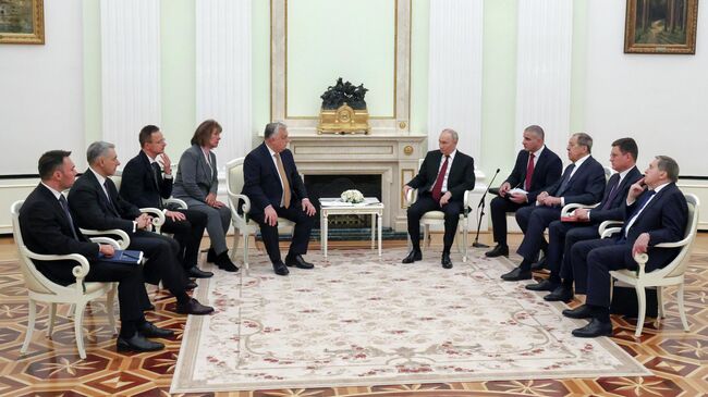 Президент РФ Владимир Путин и премьер-министр Венгрии Виктор Орбан во время российско-венгерских переговоров в Москве. 28 ноября 2025