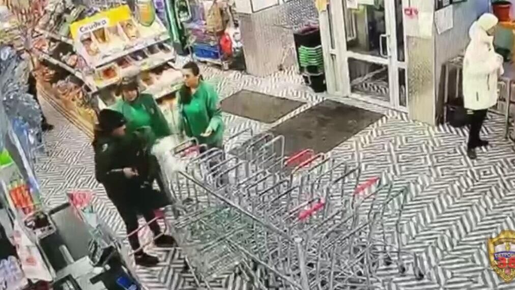 Женщина с ножом напала на кассира в магазине в Зябликово на юго-востоке Москвы - РИА Новости, 1920, 28.11.2025
