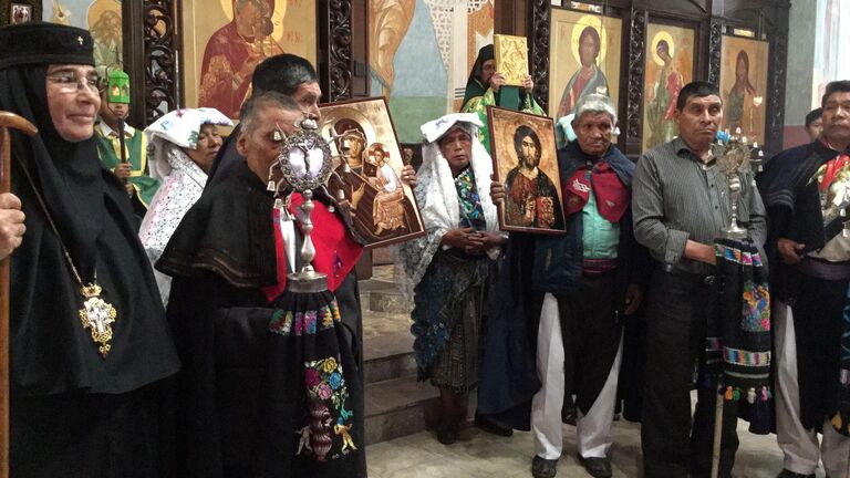 Майя - язычные группы представляют основной состав населения Гватемалы. В Православный монастырь обычно первыми приходят руководители  и старейшины  индейских общин - кофрадий. Их привлекает традиционная христианская обрядность и торжественность литургии. Если они решают принять православие, то вся община проходит обряд помазания (если были крещены католиками) беспрекословно