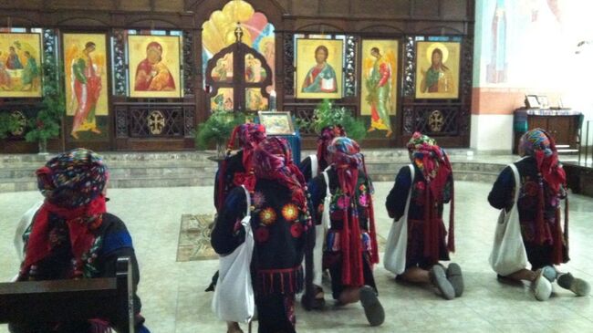 Майя – язычные группы представляют основной состав населения Гватемалы. В Православный монастырь обычно первыми приходят руководители  и старейшины  индейских общин – кофрадий. Их привлекает традиционная христианская обрядность и торжественность литургии. Если они решают принять православие, то вся община проходит обряд помазания (если были крещены католиками) беспрекословно