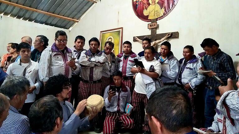 Православный иконограф архимандрит Алексиос объясняет прихожанам значение просфоры