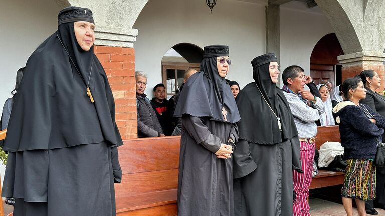 Почетных гостей – монахинь Свято-Троицкого монастыря разместили под навесом, спасая от палящего горного солнца