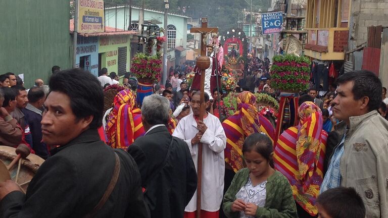 На праздниках каждая процессия представляет одну кофрадию при католической церкви. Впереди идет свой оркестр, четыре главы кофрадии в традиционных богатых одеждах и с посохом, церковный служка в облачении несет крест, а затем следуют носилки со святым этой кофрадии. Праздник в селенье  Сан-Хуан Сакатепекес