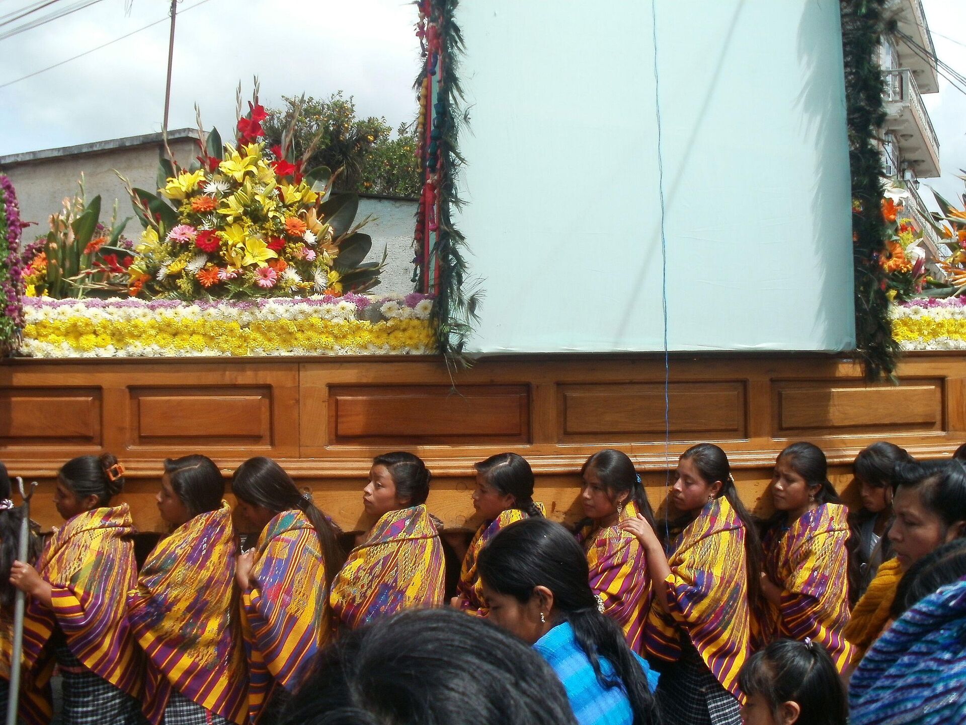 Женщины кофрадии, как и мужчины, следуют особому шагу и особому ритму, когда несут носилки со своим святым - РИА Новости, 1920, 28.11.2025