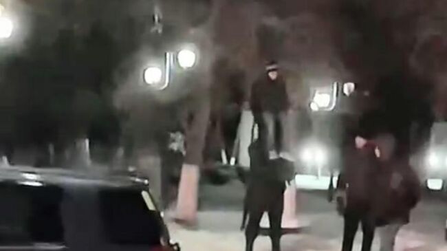 Подросток залез на голову памятника Вежливому солдату в Приамурье 