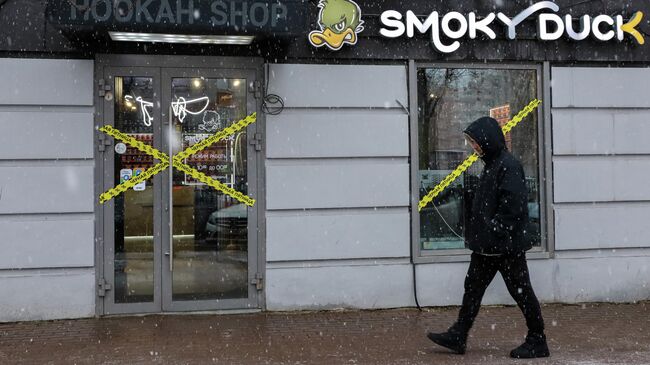 Прохожий около магазина вейпов в Перми