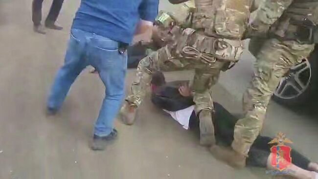 Сотрудники наркоконтроля при задержании красноярца