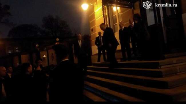 Орбан покидает здание Кремля после проведения переговоров