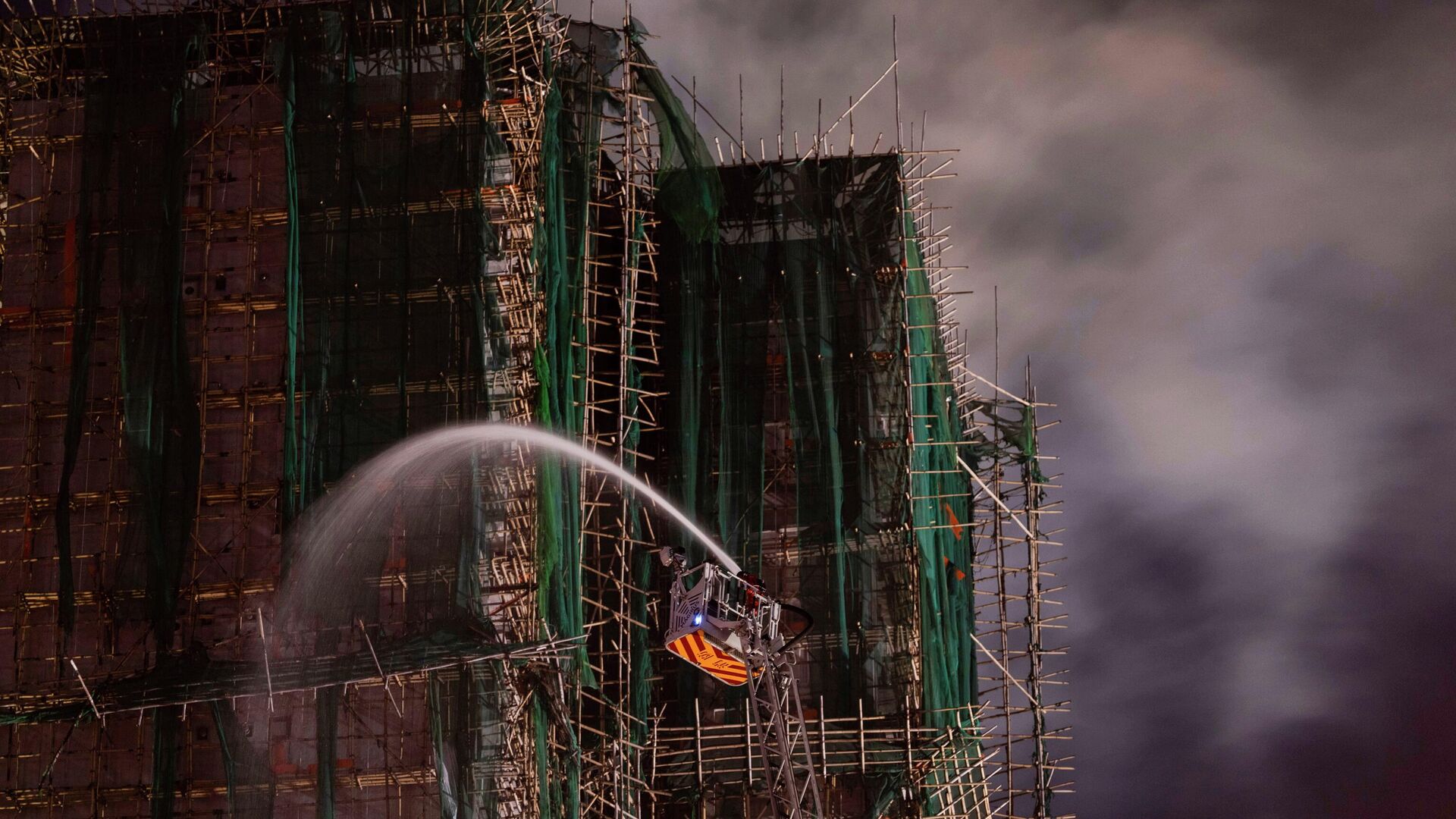 Ликвидация пожара в жилом комплексе Wang Fuk Court в Гонконге - РИА Новости, 1920, 09.12.2025