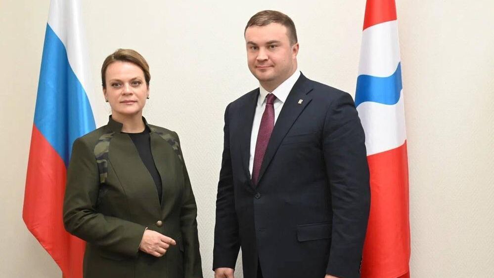 Председатель Государственного фонда Защитники Отечества Анна Цивилева и губернатор Омской области Виталий Хоценко во время встречи - РИА Новости, 1920, 28.11.2025