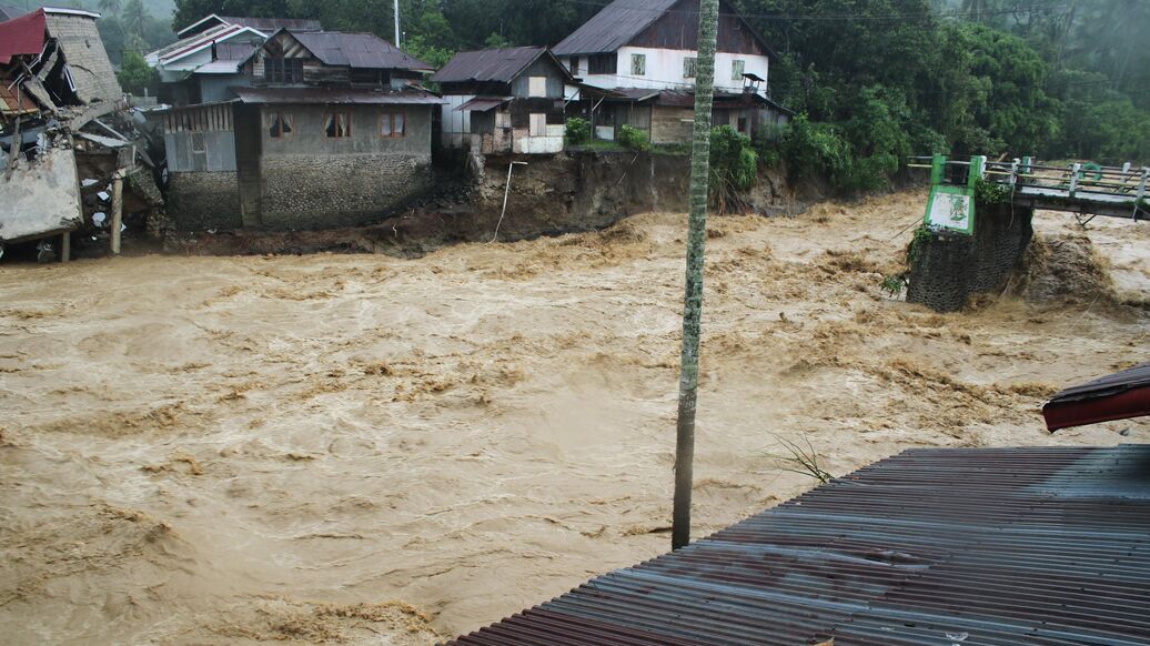 В Индонезии число погибших от наводнений и оползней выросло до 303 человек
