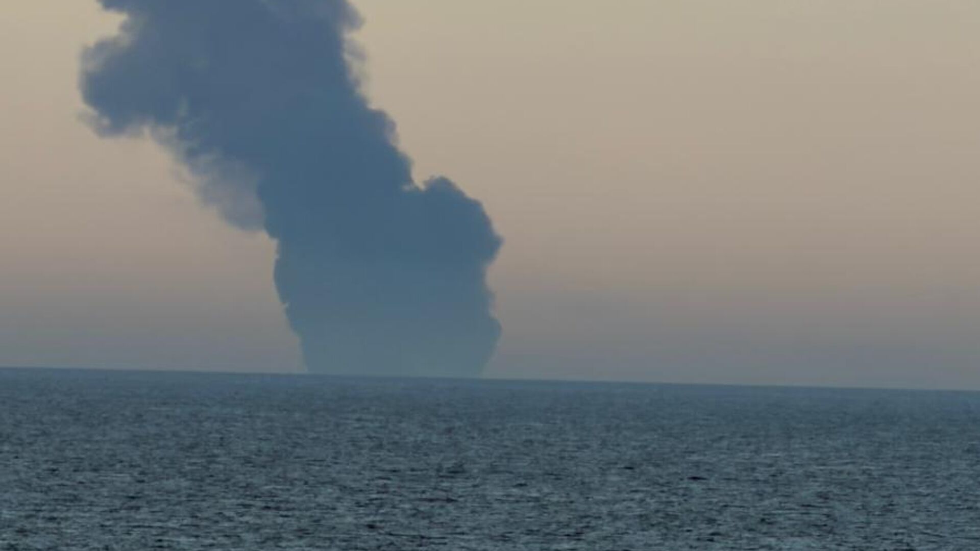Дым от пожара на борту танкера Kairos - РИА Новости, 1920, 28.11.2025