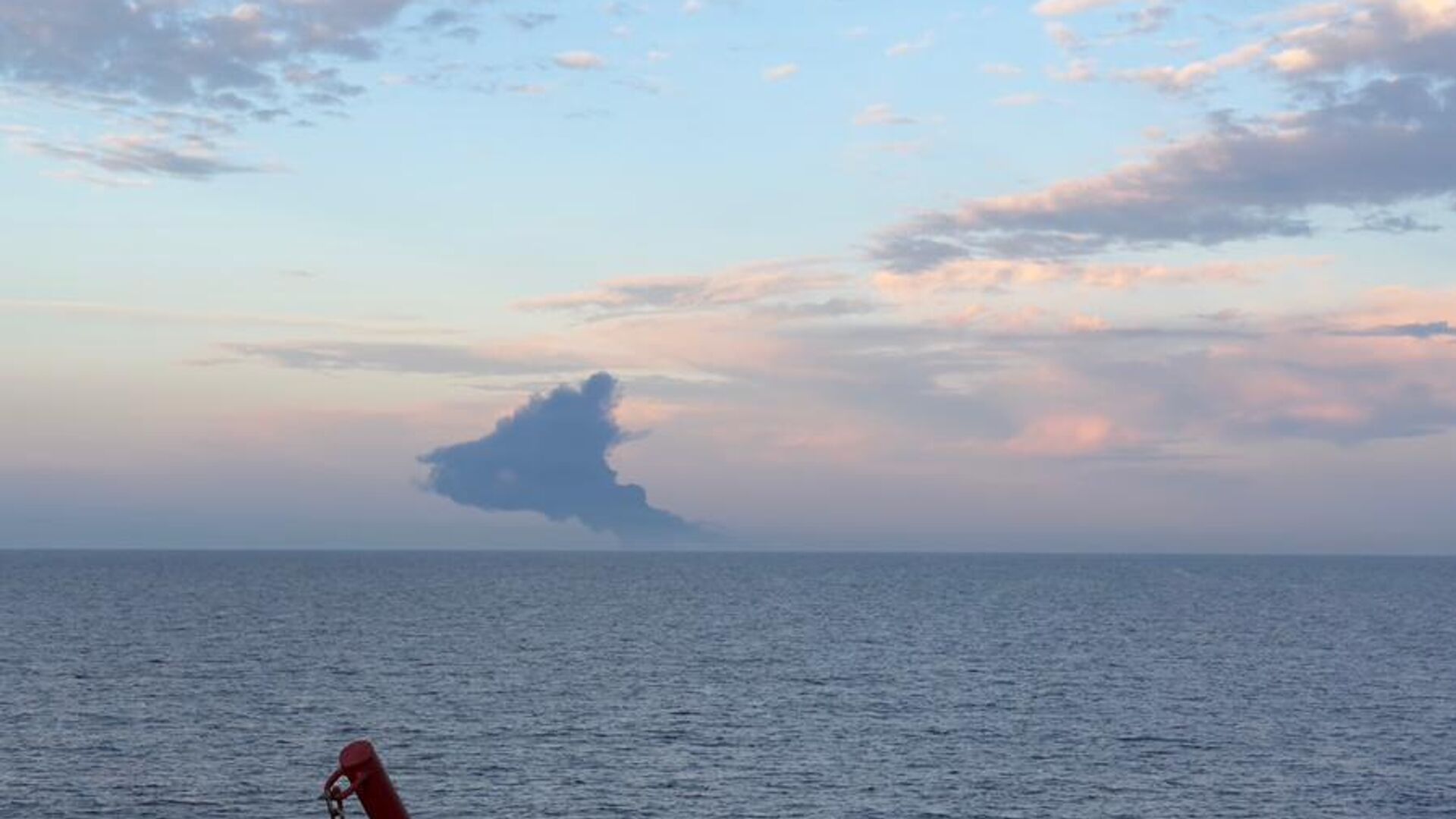 Дым от пожара на борту танкера Kairos - РИА Новости, 1920, 28.11.2025