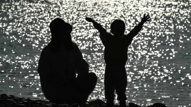 Мама с ребенком на пляже