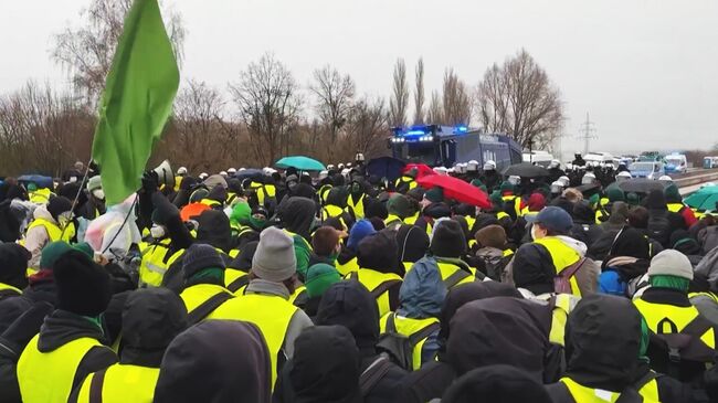 Фаеры и столкновения  с полицией: тысячи человек вышли  на протесты в ФРГ