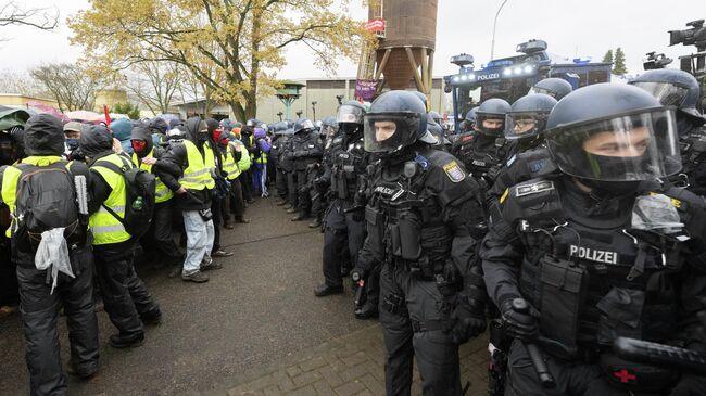 Стокновения между полицией и протестующими в Гисене, Германия