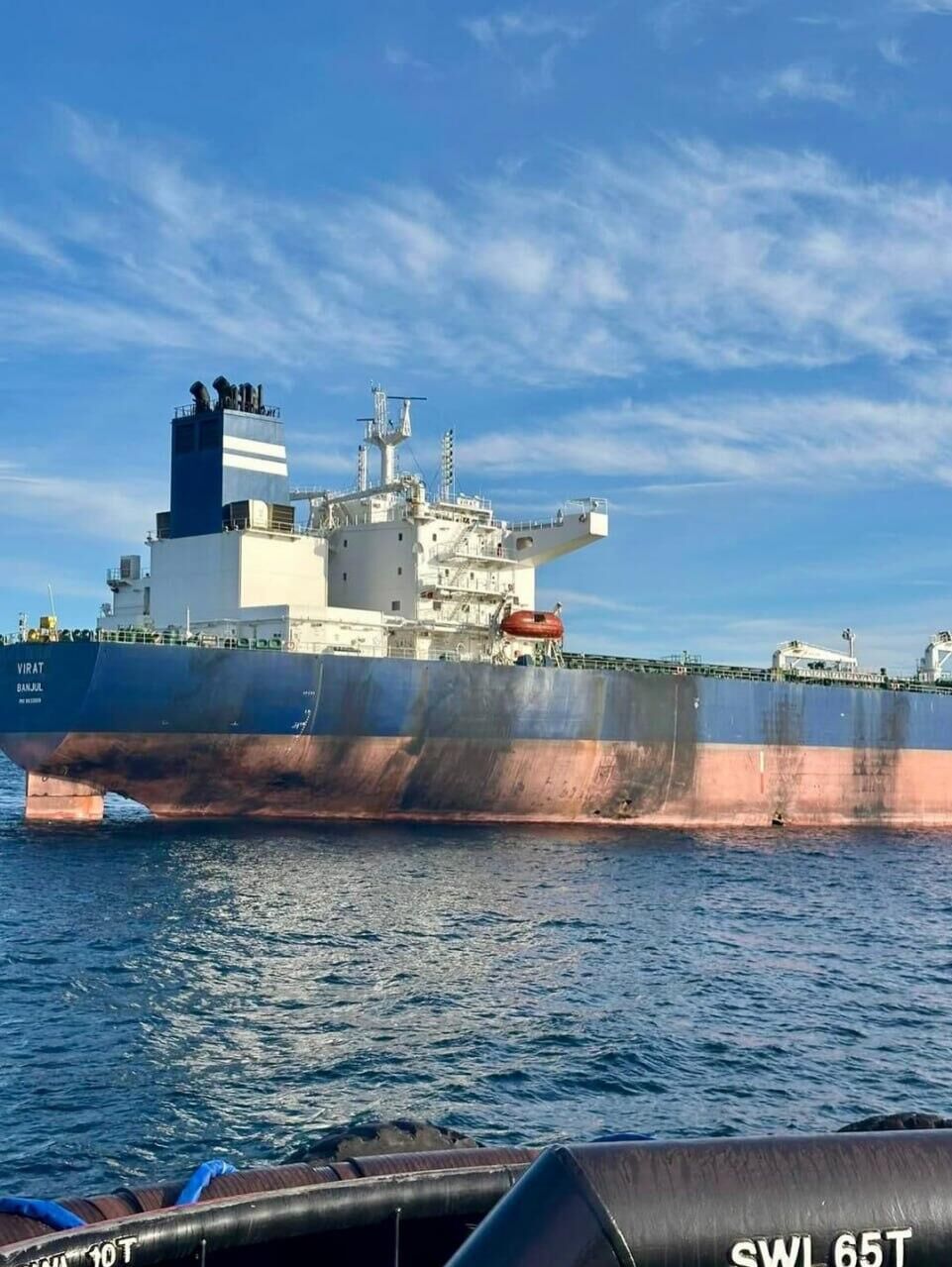 Поврежденный в результате атаки танкер Virat в Черном море