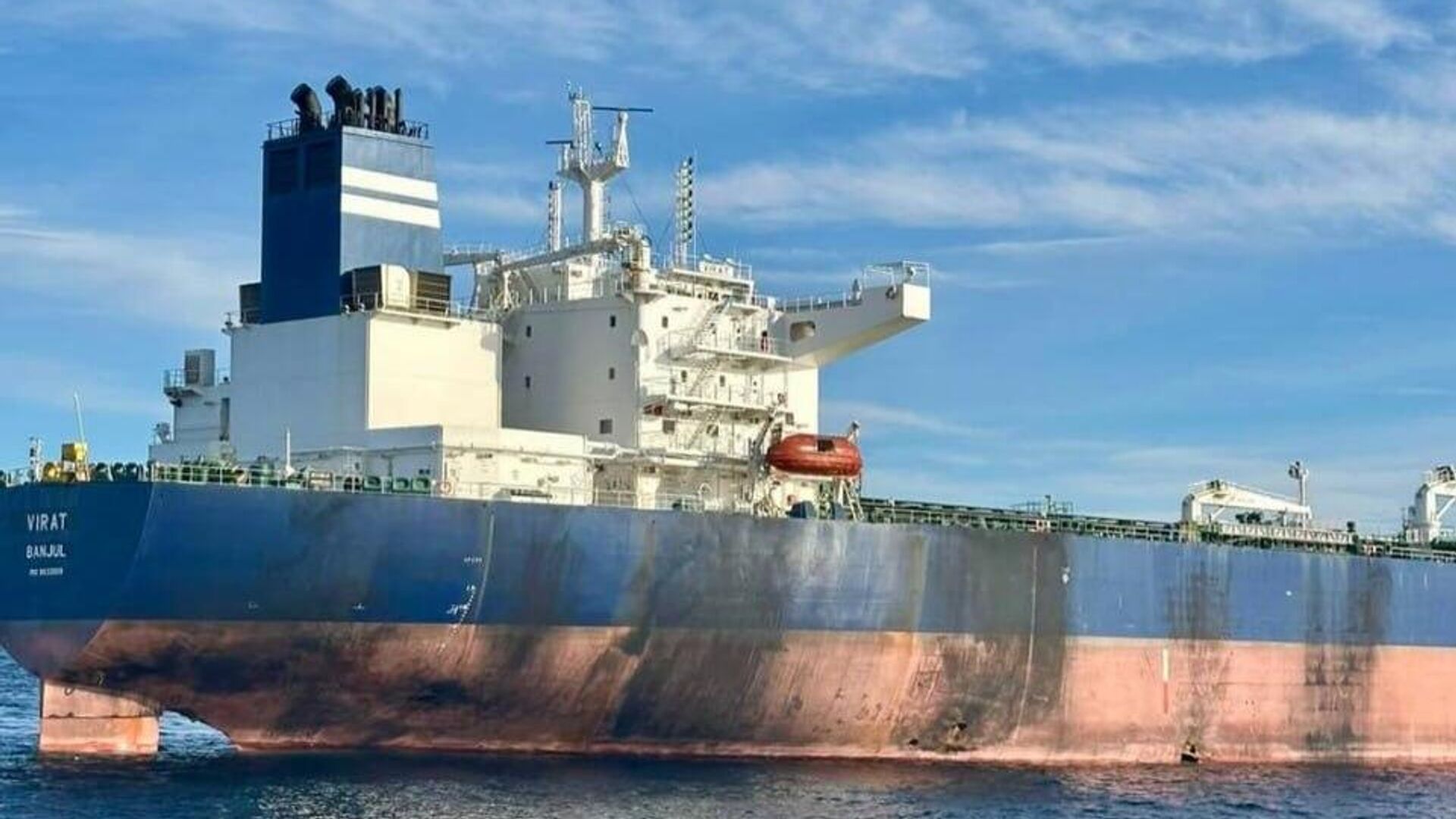 Поврежденный в результате атаки танкер Virat в Черном море Поврежденный в результате атаки танкер Virat в Черном море - РИА Новости, 1920, 01.12.2025