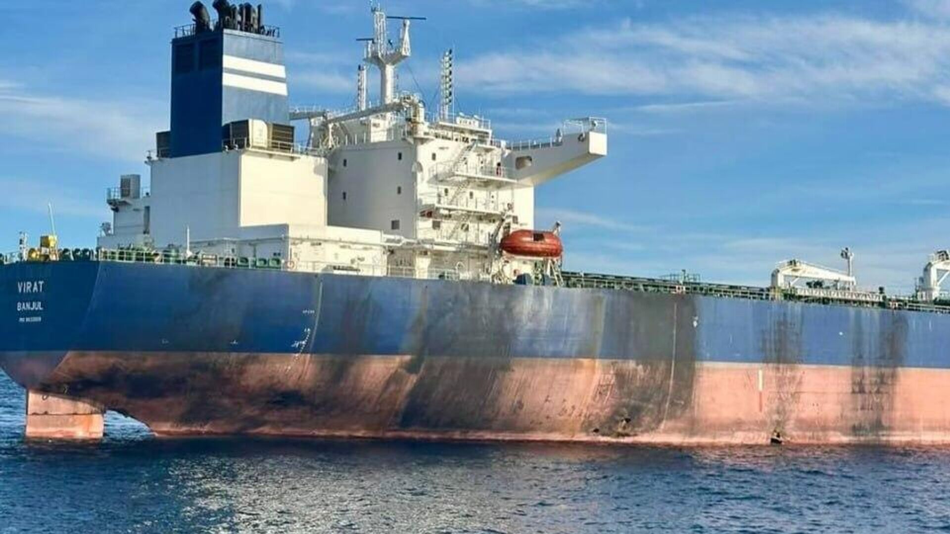 Поврежденный в результате атаки танкер Virat в Черном море Поврежденный в результате атаки танкер Virat в Черном море - РИА Новости, 1920, 30.11.2025