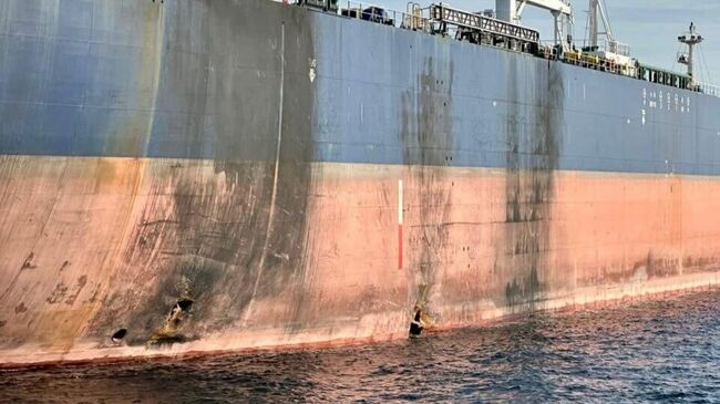 Поврежденный в результате атаки танкер Virat в Черном море