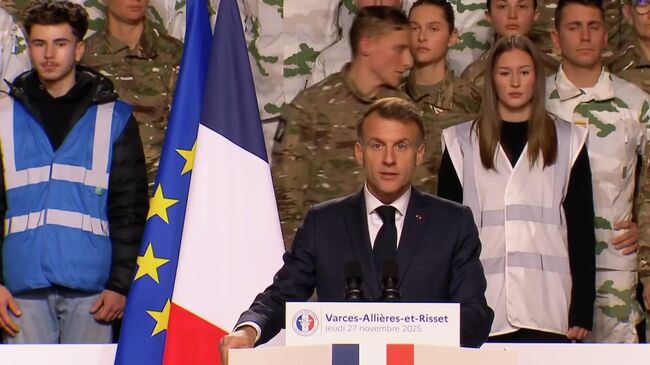 Военный уходит со сцены во время речи Макрона о расширении армии