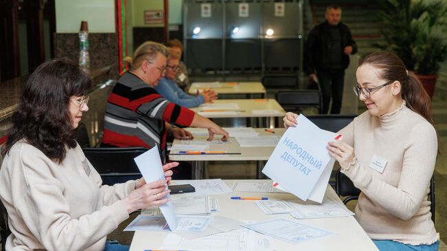 Члены избирательной комиссии во время голосования на парламентских выборах в Приднестровье