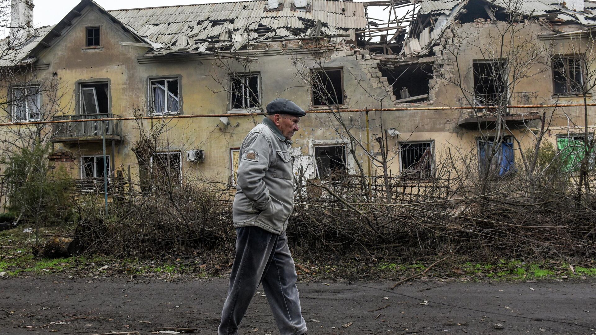 Последствия обстрела многоквартирного дома в Кировском районе Донецка - РИА Новости, 1920, 07.12.2025