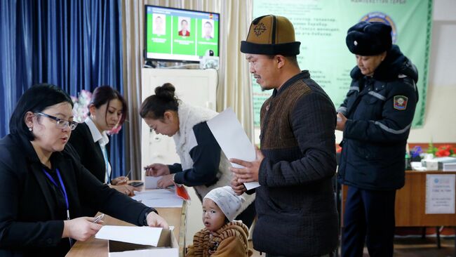 Голосование на досрочных выборах в парламент Киргизии