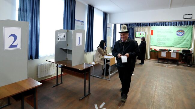 Голосование на досрочных выборах в парламент Киргизии