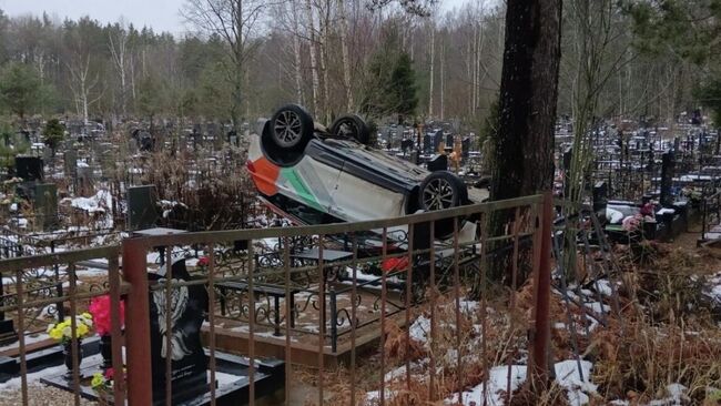 Каршеринговый автомобил съехал с дороги и перевернулся на территории местного кладбища в районе поселка Мга Ленинградской области