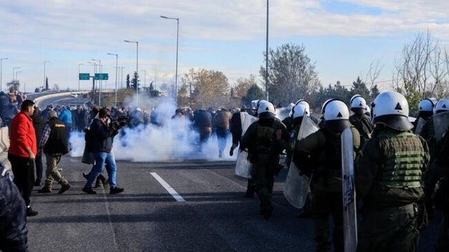 Греческая полиция применила слезоточивый газ против протестующих фермеров