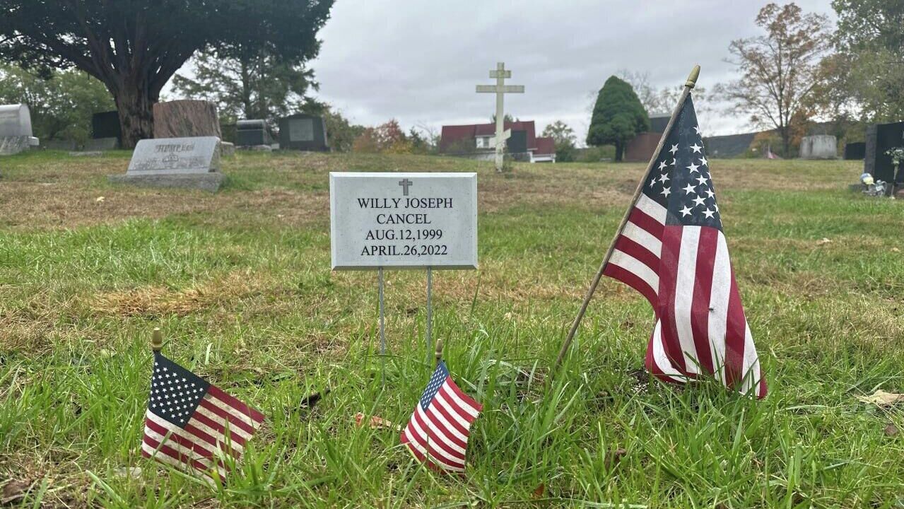 Пустая могила американского наемника, воевавшего на Украине - РИА Новости, 1920, 01.12.2025