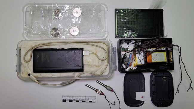 Средства связи с куратором и компоненты взрывного устройства, изъятые у организатора теракта 