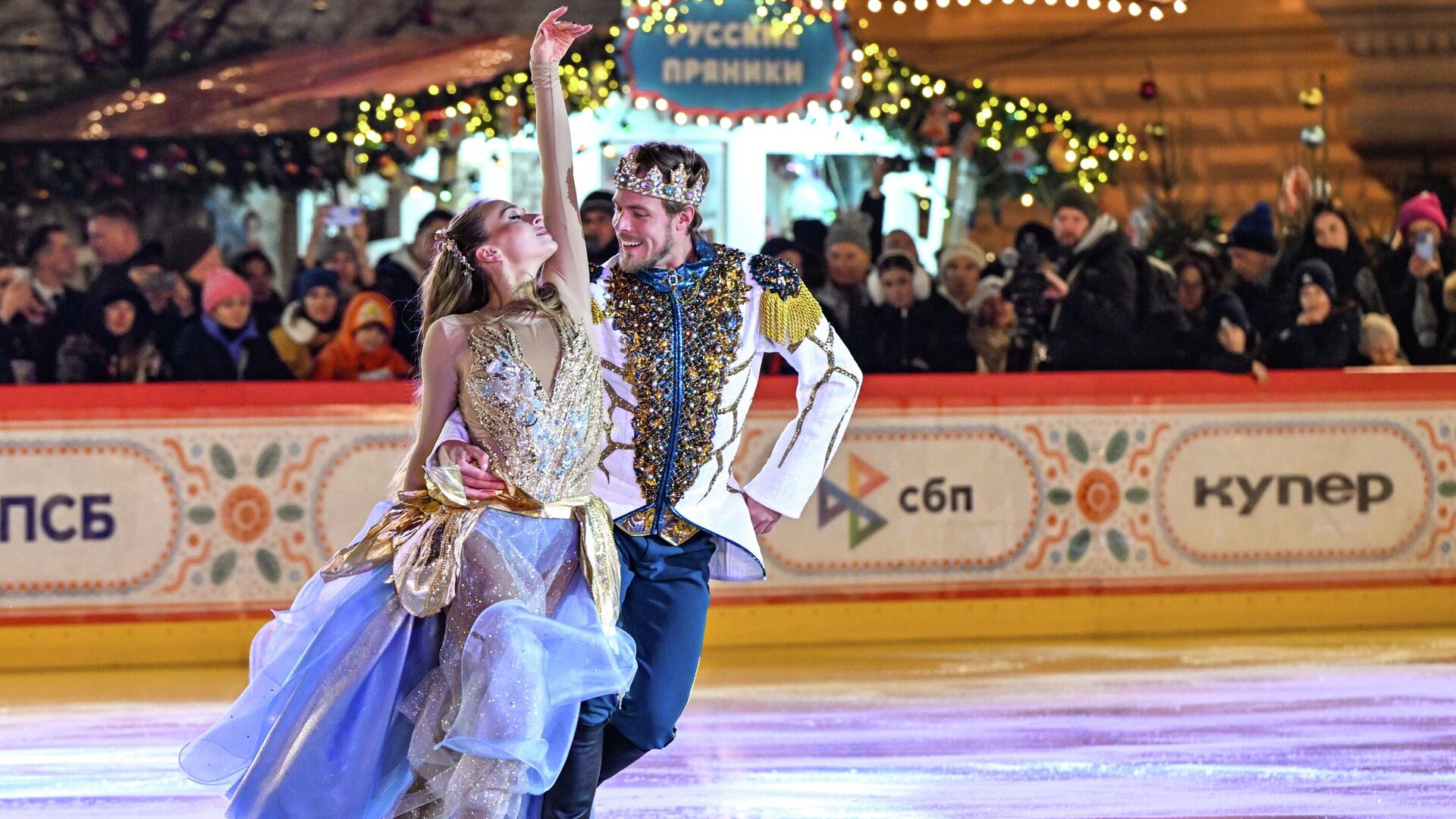 Фигуристы Виктория Синицина и Никита Кацалапов на открытии ГУМ-катка на Красной площади в Москве. 30 ноября 2025 - РИА Новости, 1920, 30.11.2025