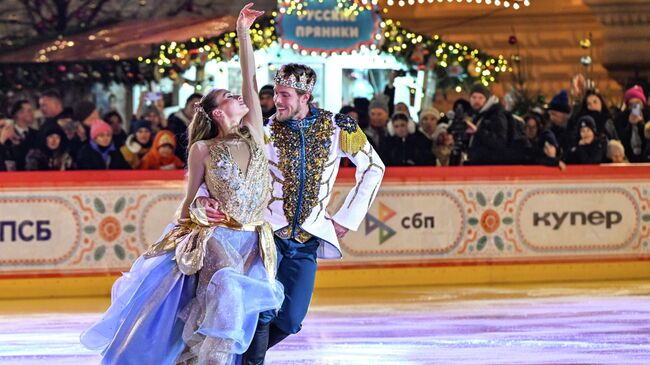 Фигуристы Виктория Синицина и Никита Кацалапов на открытии ГУМ-катка на Красной площади в Москве. 30 ноября 2025