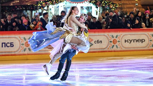 Фигуристы Виктория Синицина и Никита Кацалапов на открытии ГУМ-катка на Красной площади в Москве