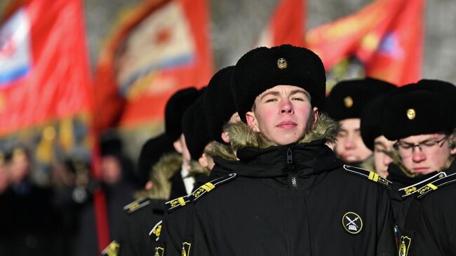 Торжественная церемония вручения знаменной георгиевской ленты и Боевого знамени переформированной 55-й гвардейской дивизии морской пехоты во Владивостоке. 1 декабря 2025 года