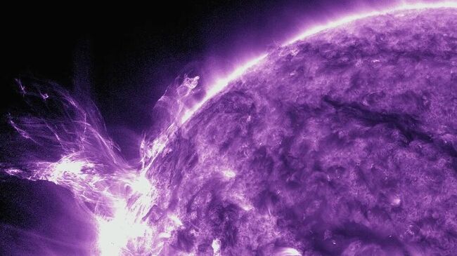 Вспышка X1.9 на Солнце. 1 декабря 2025 года