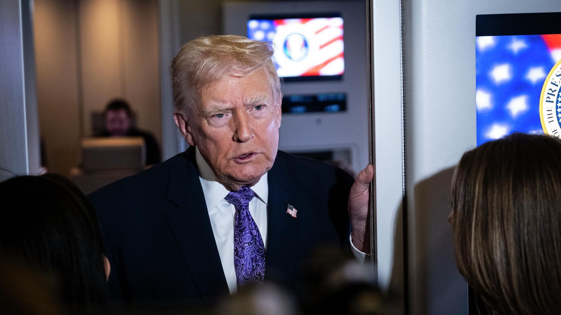 Президент США Дональд Трамп во время общения с журналистами. 30 ноября 2025 года - РИА Новости, 1920, 01.12.2025