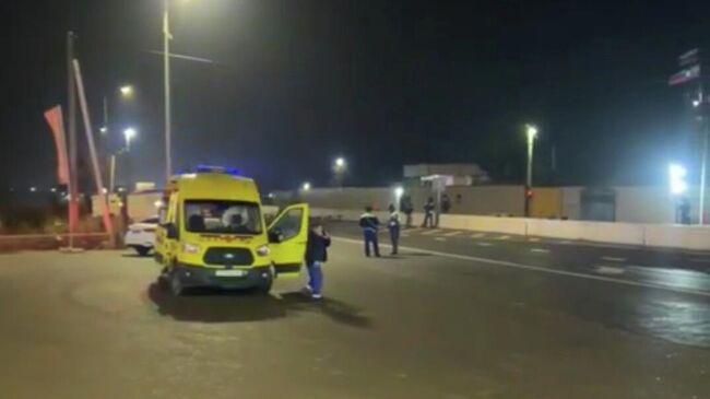 Автомобиль скорой помощи на месте происшествия, где неизвестный с ножом напал на сотрудников полиции, которые несли службу на КПП Джемикентский в Дербентском районе